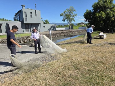 林業保育署宜蘭分署蕭分署長崇仁及農田水利署宜蘭管理處由副處長日發體驗手拋網操作