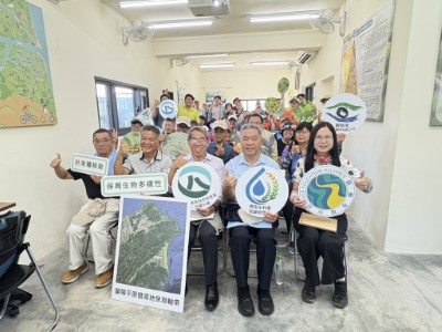 活動合照(第一排中林業保育署宜蘭分署蕭分署長崇仁、右一農水志工團許珍玉團長、右二農田水利署宜蘭管理處游副處長日發、左一池股長書鶴、左二闕管理組長朝根)