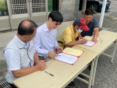 本次簽約是布袋鎮公所提出弱勢受災戶最後一件尚未完成處理的案件，能促成廠商投入各方都很高興