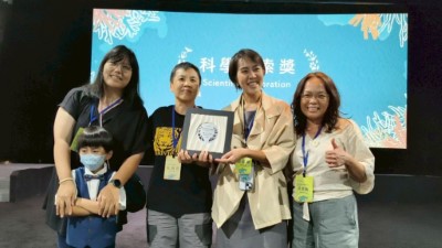 林業及自然保育署臺中分署製作的《守護：百步蛇野外護卵孵化記錄》影片，在第三屆臺灣生態環境影展中榮獲「科學探索獎」獎肯定由國立東華大學吳海音教授(左二)頒發獎項給本片導演道綺全球傳播有限公司顏妏如(右二