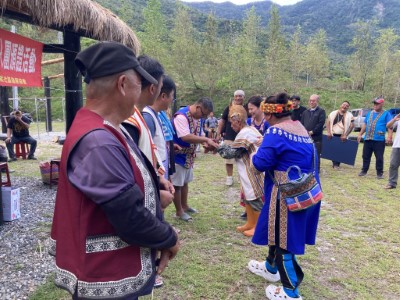 臺東縣延平鄉武陵村武陵社區發展協會隆重舉辦狩獵證頒證儀式，45位布農族獵人於部落耆老見證下正式獲頒證書
