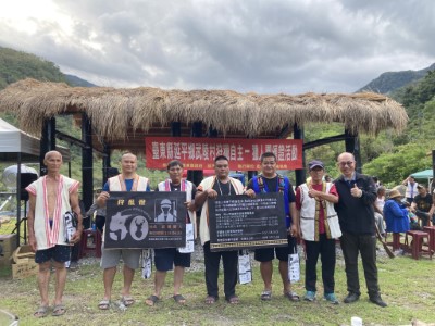 臺東縣延平鄉武陵村舉辦狩獵證頒證活動吳昌祐分署長與授證獵人們合影