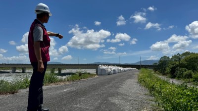 經濟部水利署九河分署於馬太鞍溪下流增設太空包現場照片 (經濟部水利署九河分署提供)