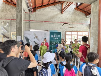 開展首日吸引了當地的中坑國小師生前來參觀