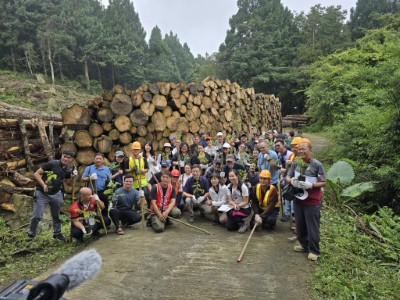 國際來賓於FSC永續經營人工林林場，進行造林地植樹體驗