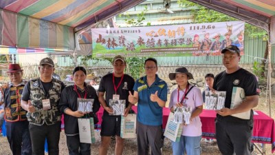 林業保育署潮州工作站林家駿主任與在地青年合影