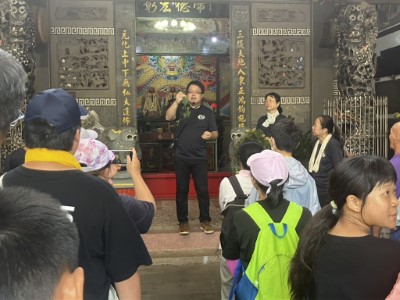 圖1.由三洽水環境教育中心負責解說小花蔓澤蘭對森林的危害(新竹分署攝影)