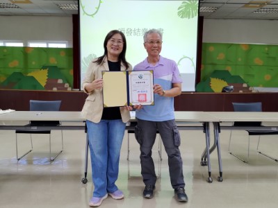 屏東分署第二期國家森林監測志工授證儀式(程生林志工夥伴接受證書)