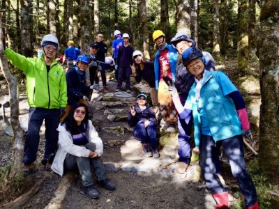 夥伴與手作步道成果合影