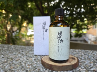 「暖巡守・土肉桂複方按摩油」輕抹於肩頸、四肢按摩，舒緩身心提振精神