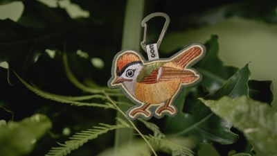 林業保育署臺中分署與comoor聯名推出的「可愛特有種鳥類刺繡吊牌」(圖為火冠戴菊)