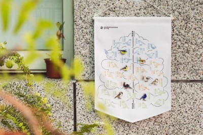 林業保育署臺中分署首次推出「臺灣32種特有種鳥類精美徽章」並有專用布旗可以把32顆徽章來收存徽章!