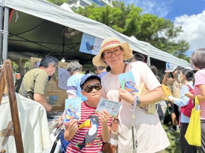 民眾開心的參與林業保育署集章活動並與特色鳥類刺繡吊牌合影