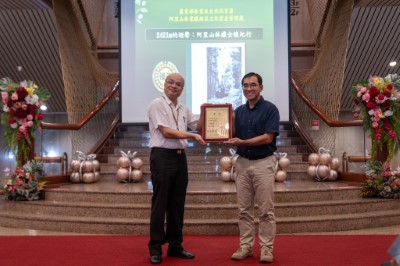 作者吳明翰管理師代表領獎