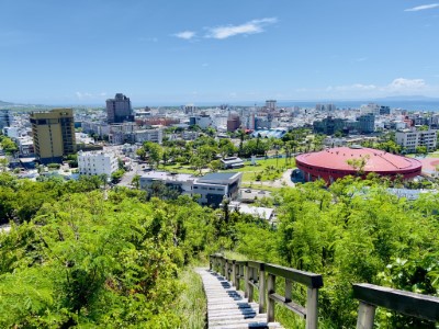 鯉魚山步道鳥瞰美輪美奐的市景與朦朧隱密的綠島