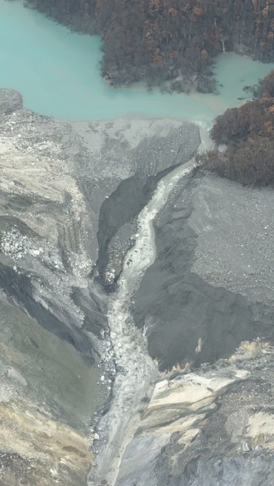 目前持續溢流，壩體下刷。