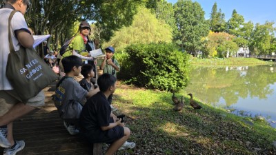 參賽的小朋友們保持距離觀察花嘴鴨