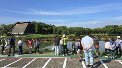 參賽隊伍於林業文化園區貯木池旁舉起望眼鏡觀察遠方鳥蹤