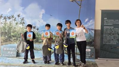 榮獲第一名的中坑國小黃鸝隊與林業保育署臺中分署吳貞純秘書合照