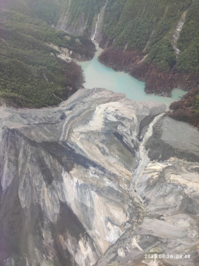 0926上午水位1025公尺，面積15.5公頃，蓄水量700萬噸。