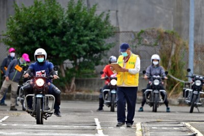 圖二、術科測驗-騎乘機車(林業保育署新竹分署提供)