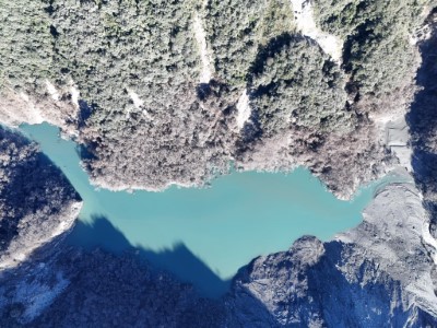 114年9月30日上午空拍堰塞湖區及遠景，初判無異常流量變化。