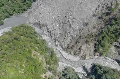 崩塌地下方河道寬度經沖刷逐漸擴大。