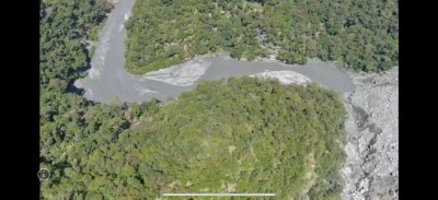 迴水區域水位明顯下降，可見河道上沙洲地形，呈現逐漸回復原有河道型態。