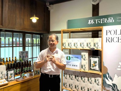 林業保育署嘉義分署李定忠分署長介紹「林下良品」今年度推出阿里山森林蜜啤酒、諸羅山茶啤酒及森林米語花粉金磚米餅3種新產品