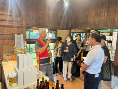 阿里山原住民農林業生產合作社汪志敏理事主席介紹林下良品產品原料使用阿里山森林蜜與蜂花粉