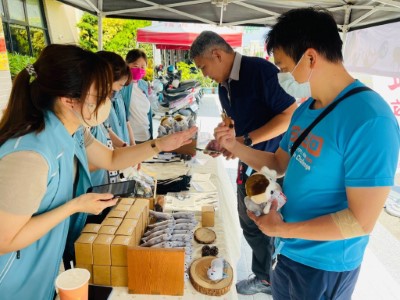 向民眾介紹保育類動物及森林小物