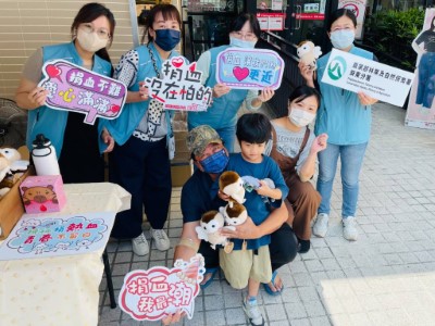 家長帶小朋友體驗捐血並參加保育宣導