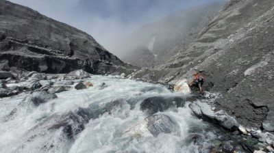 主流出水滂沱急流，深不見底，隊員沿邊緣手持十字鎬沿途挖開腳點，一路往上前往堰塞湖