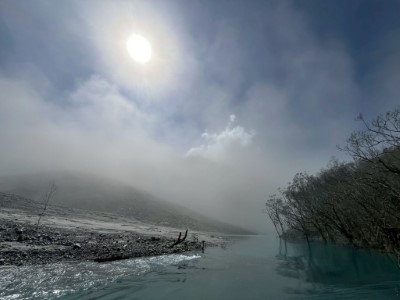 淹塞湖出水口北岸，現場沙塵遍佈能見度不足一百公尺
