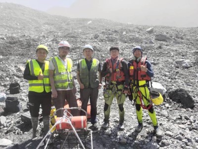 左一為防災中心助理研究員陳裕得、左二為防災中心副組長林昂、中為防災研究中心副主任臧運忠、右二為特搜教官連冠宇、右一為特搜教官張迺凡(成功大學防災研究中心提供)