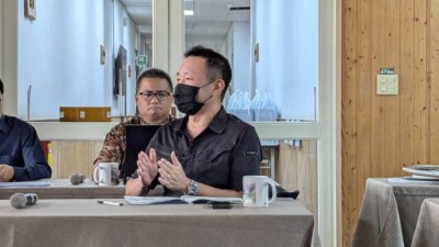 專家學者熱烈討論-林業試驗所福山研究中心林建融助理研究員(前排)、宜蘭大學林奐宇助理教授(後排)