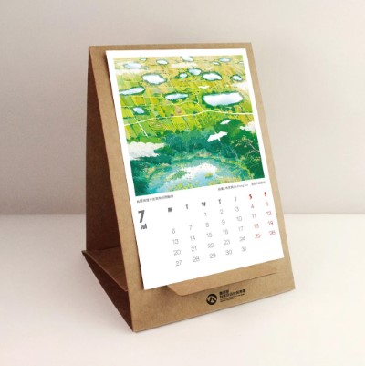 《阡陌之森》桌曆展架(7月)示意