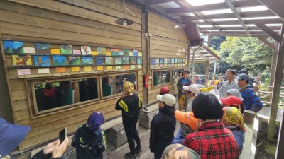 孩子們開心地介紹自己的畫作