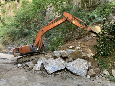 燕子口堰塞湖毗鄰中橫公路 動員機具進場評估壩體降挖