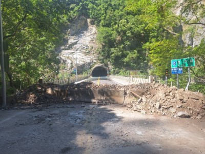 燕子口堰塞湖溢流至台8線魯丹橋橋面（靳珩隧道東口）