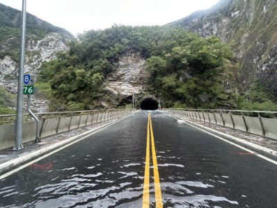 湖水由靳珩隧道持續溢流