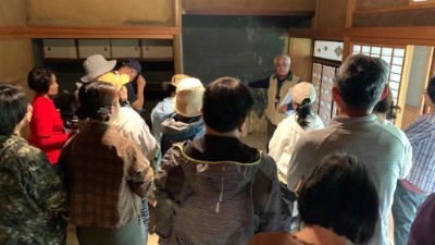 王弘明老師親自帶領阿里山貴賓館導覽解說