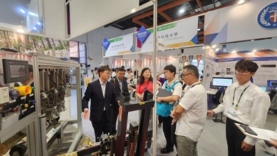 向評審說明段木香菇省工機具設計特點與省工情形