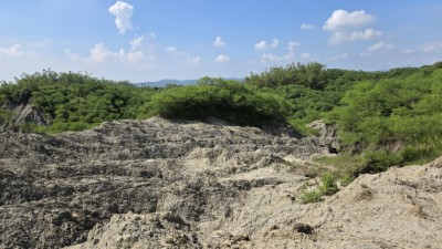 走進泥岩惡地，親身感受大自然的鬼斧神工與生存挑戰