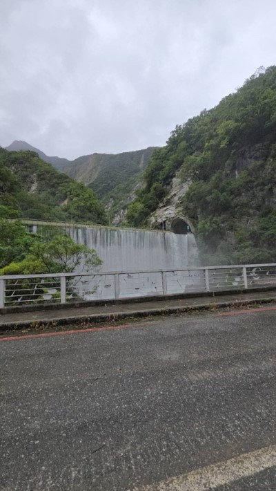 1141023-立霧溪燕子口堰塞湖橋面溢流