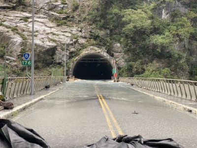 114年10月25日立霧溪燕子口堰塞湖-橋面溢流