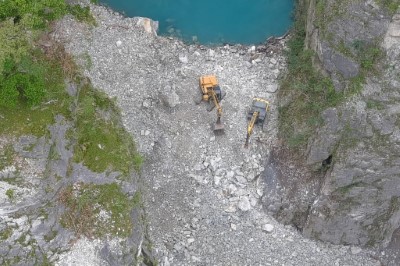 施工便道已推進到達壩頂，預計進行壩頂部分空間降挖作業。