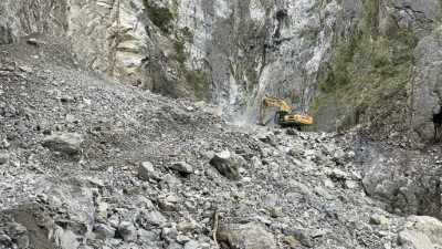 施工便道已推進到達壩頂，預計進行壩頂部分空間降挖作業。