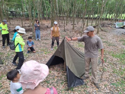 天幕搭配登山杖紮營