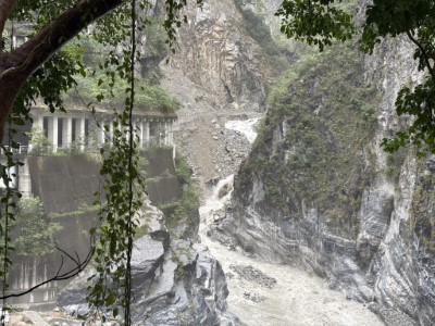 114年10月28立霧溪燕子口堰塞湖原滲流處出現擴大潰決情形